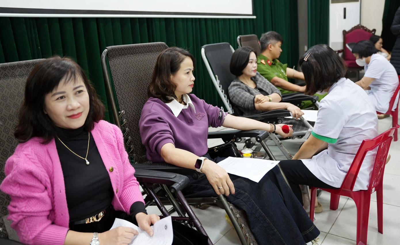Với thông điệp “ Một giọt máu cho đi – Một cuộc đời ở lại”. Ngày hội hiến máu đã thu hút hơn 300 tình nguyện viên là cán bộ, công chức, viên chức, lực lượng vũ trang, đoàn thanh niên, người lao động đến từ các cơ quan, đơn vị, trường học và các phường trên địa bàn thành phố. Với thông điệp “ Một giọt máu cho đi – Một cuộc đời ở lại”. Ngày hội hiến máu đã thu hút hơn 300 tình nguyện viên là cán bộ, công chức, viên chức, lực lượng vũ trang, đoàn thanh niên, người lao động đến từ các cơ quan, đơn vị, trường học và các phường trên địa bàn thành phố.