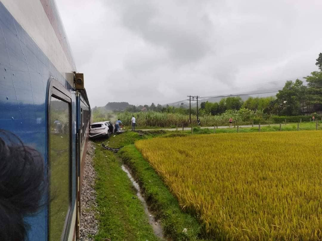 Xe ô tô bị tàu hoả tông rơi xuống ruộng. Xe ô tô bị tàu hoả tông rơi xuống ruộng.
