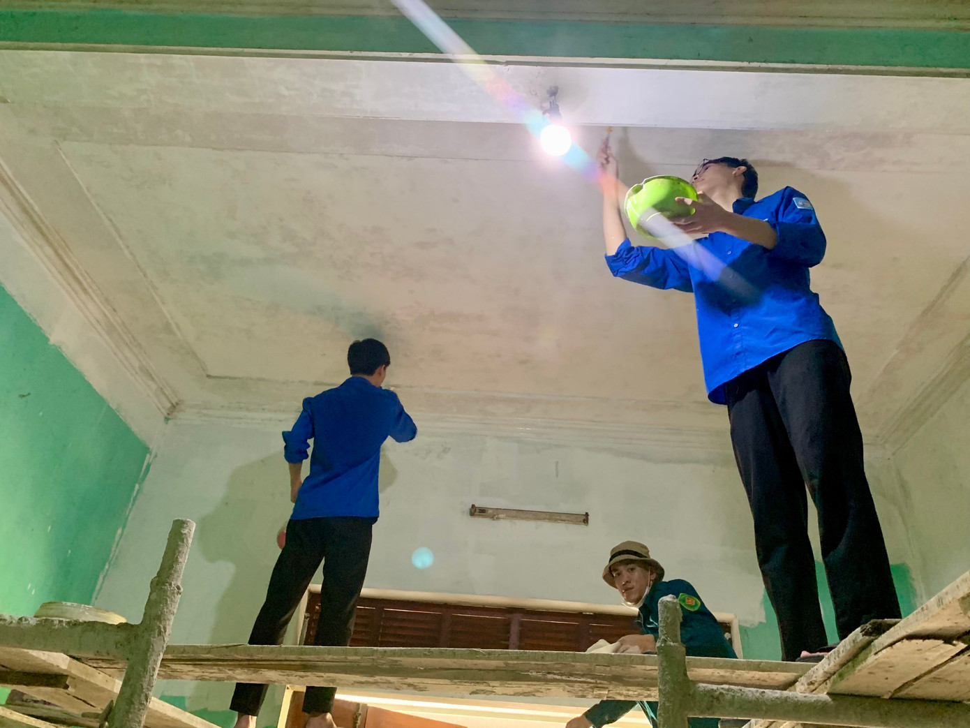 Lực lượng thanh niên được huy động đến hỗ trợ. Lực lượng thanh niên được huy động đến hỗ trợ.