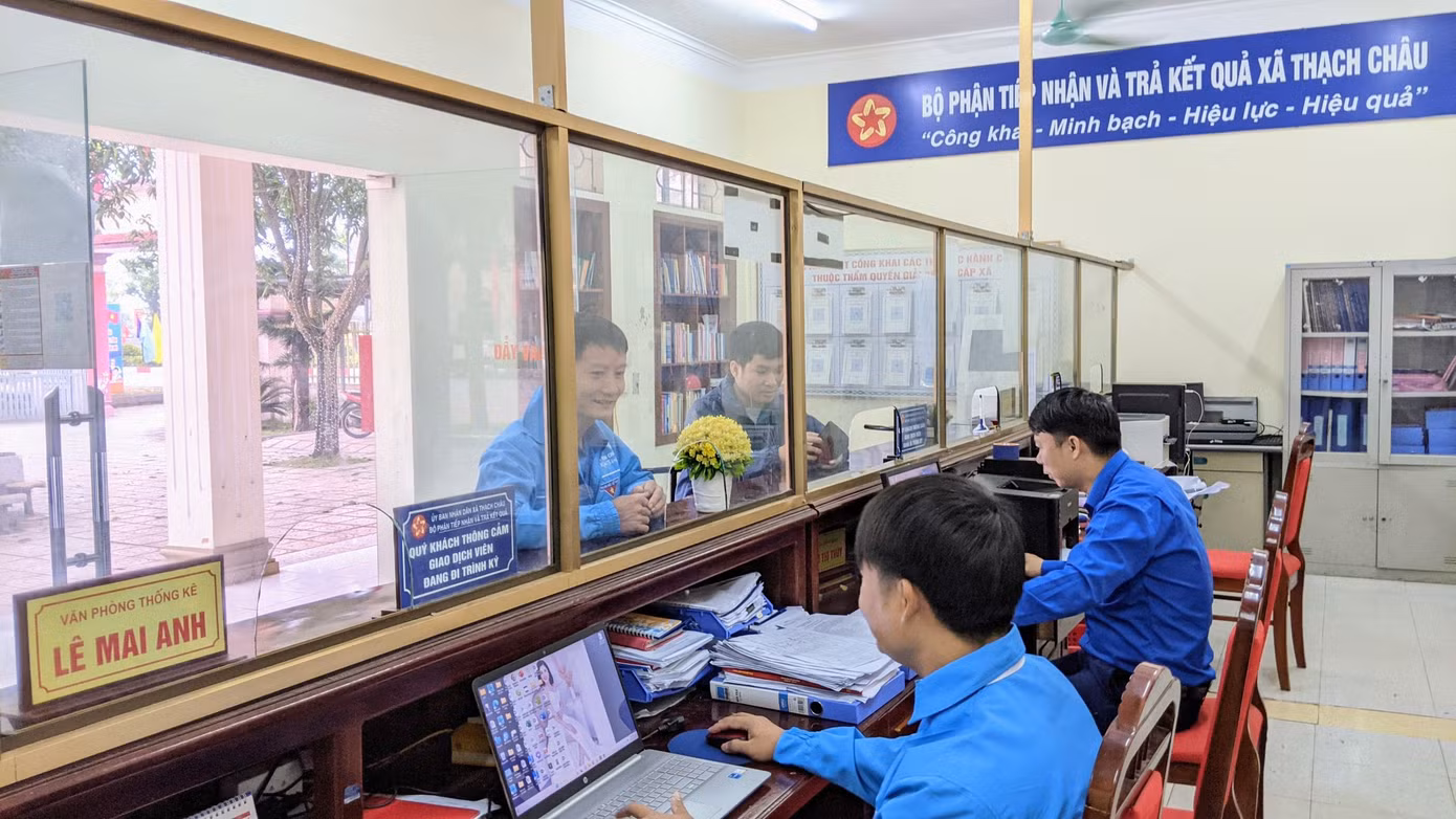 "Ngày thứ bảy tình nguyện hỗ trợ giải quyết thủ tục hành chính” không chỉ thể hiện tinh thần xung kích của tuổi trẻ mà góp phần số hóa hồ sơ thủ tục hành chính, giúp người dân được hưởng các quyền lợi, tiện ích khi đăng ký tài khoản định danh điện tử. "Ngày thứ bảy tình nguyện hỗ trợ giải quyết thủ tục hành chính” không chỉ thể hiện tinh thần xung kích của tuổi trẻ mà góp phần số hóa hồ sơ thủ tục hành chính, giúp người dân được hưởng các quyền lợi, tiện ích khi đăng ký tài khoản định danh điện tử.