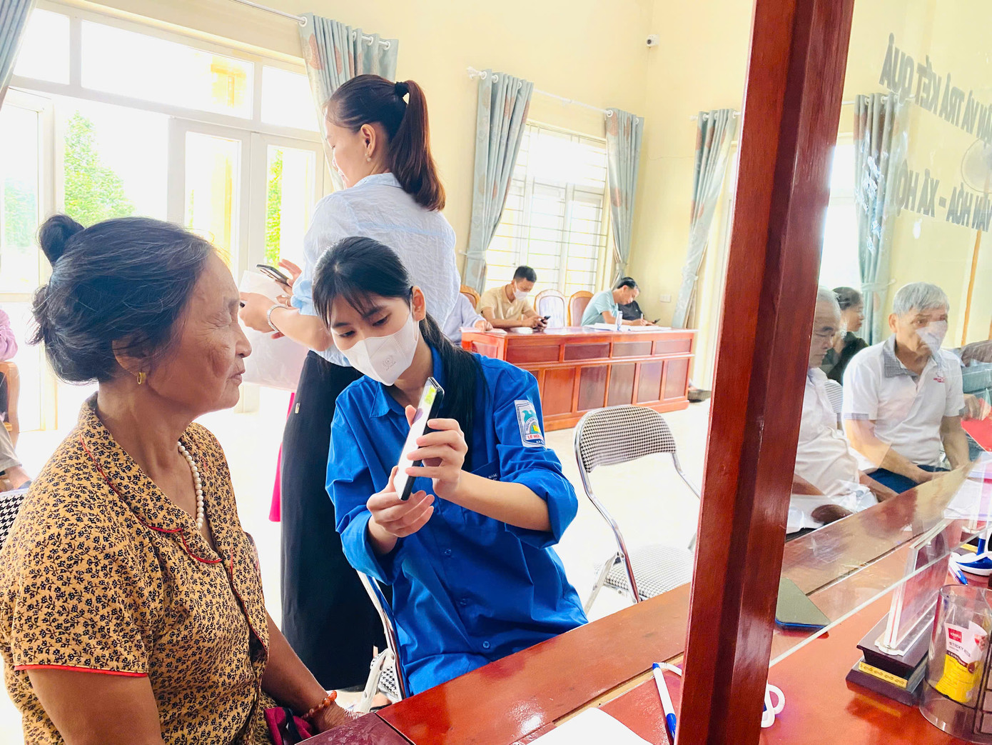 “Người lớn tuổi gặp nhiều khó khăn khi làm thủ tục, nhất là sau khi địa giới hành chính thay đổi. Chúng tôi mong muốn góp sức giúp bà con yên tâm, không bị lúng túng trong quá trình giải quyết giấy tờ”, một tình nguyện viên chia sẻ.