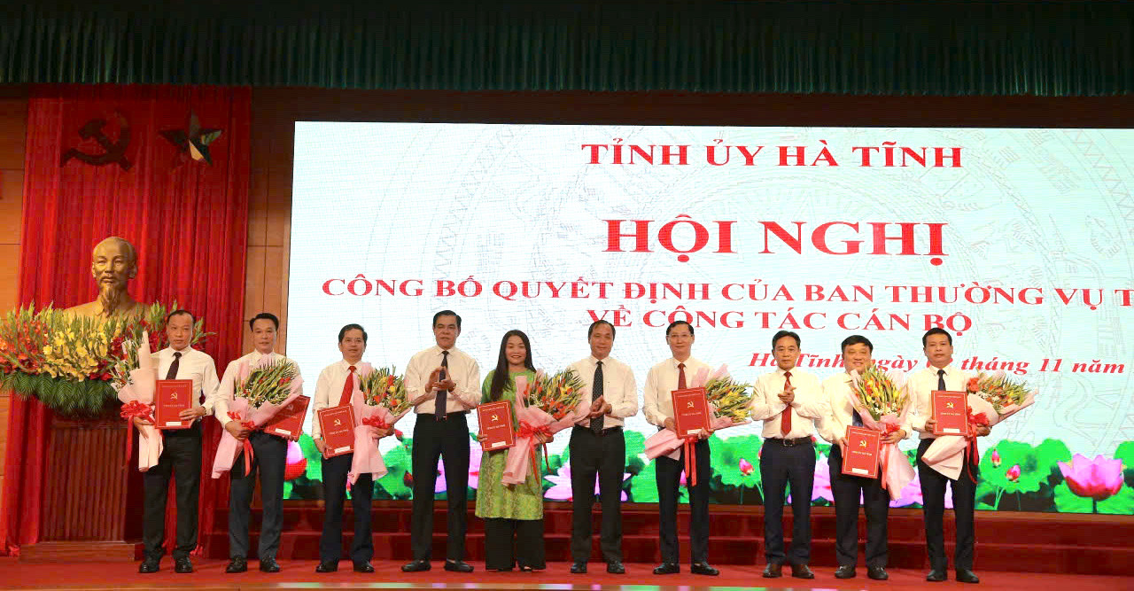 Trao quyết định điều động, luân chuyển cán bộ của Ban Thường vụ Tỉnh ủy Hà Tĩnh sáng 2/11. Trao quyết định điều động, luân chuyển cán bộ của Ban Thường vụ Tỉnh ủy Hà Tĩnh sáng 2/11.