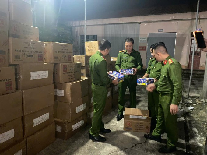 Công an kiểm tra số lượng pháo nổ. Công an kiểm tra số lượng pháo nổ.