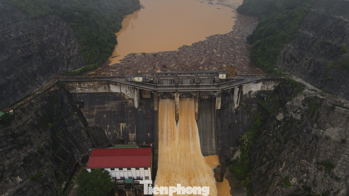 Thuỷ điện Hố Hô nằm ngay ở cuối của sườn núi, trước khi sông Ngàn Sâu đổ xuống đồng bằng. Nhà máy có dung tích khoảng 38 triệu m³.