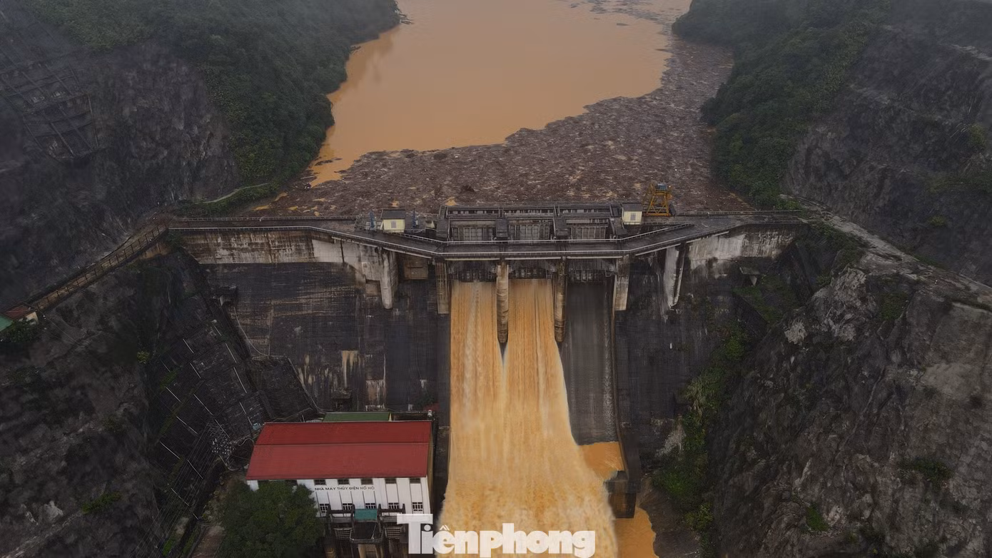 Thuỷ điện Hố Hô nằm ngay ở cuối của sườn núi, trước khi sông Ngàn Sâu đổ xuống đồng bằng. Nhà máy có dung tích khoảng 38 triệu m³.