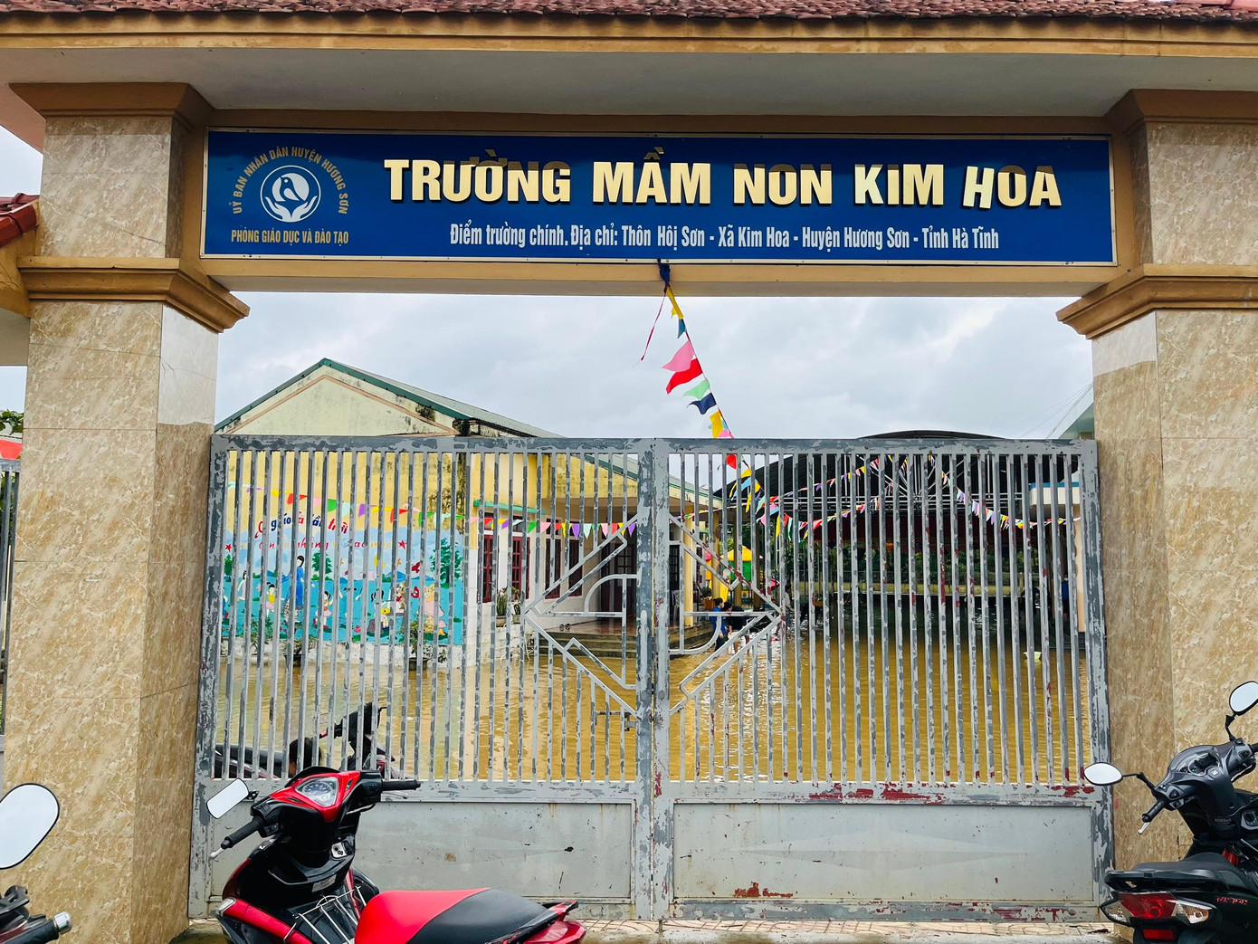 Tại điểm trường Mầm non Kim Hoa (xã Kim Hoa, huyện Hương Sơn) nước lũ đã rút dần. Trong ngày hôm nay các giáo viên, đoàn thanh niên cũng đến để dọn dẹp lại sân trường, phòng học... Tại điểm trường Mầm non Kim Hoa (xã Kim Hoa, huyện Hương Sơn) nước lũ đã rút dần. Trong ngày hôm nay các giáo viên, đoàn thanh niên cũng đến để dọn dẹp lại sân trường, phòng học...