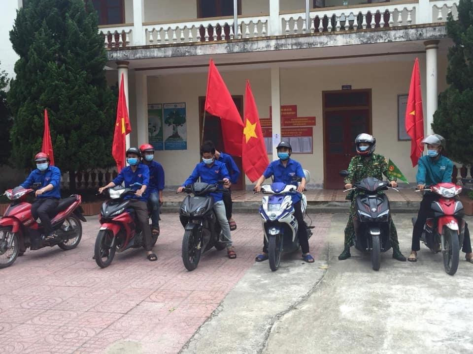 Cận kề ngày hội non sông, các cấp bộ đoàn xã miền núi huyện Hương Sơn đến từng thôn, từng đường làng để phát loa tuyên truyền, vận động cử tri đi bầu cử.