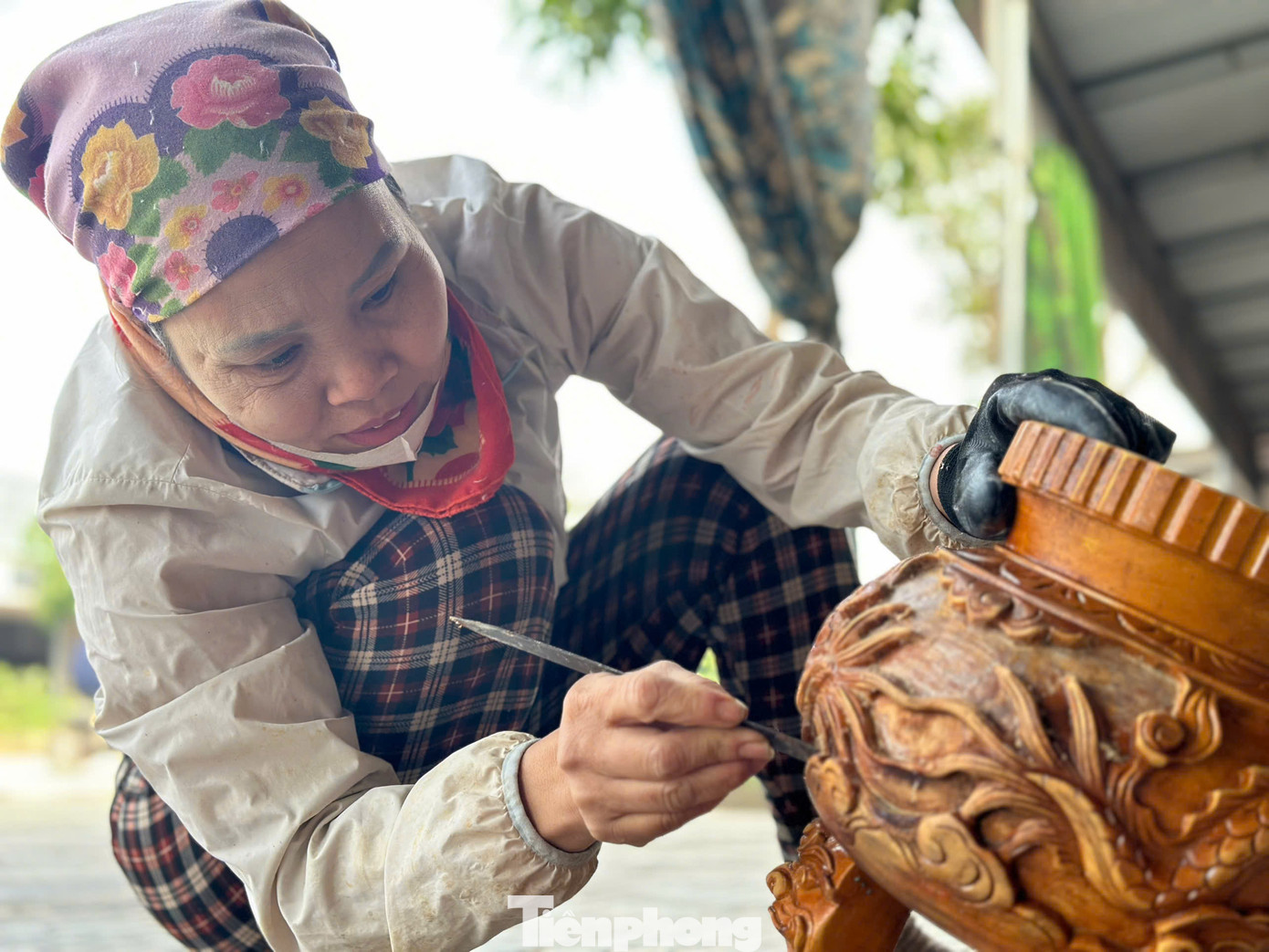 Những mặt hàng chính được tập trung sản xuất để phục vụ khách hàng dịp Tết, như: Lộc bình, bình hoa, sản phẩm trang trí bàn thờ.