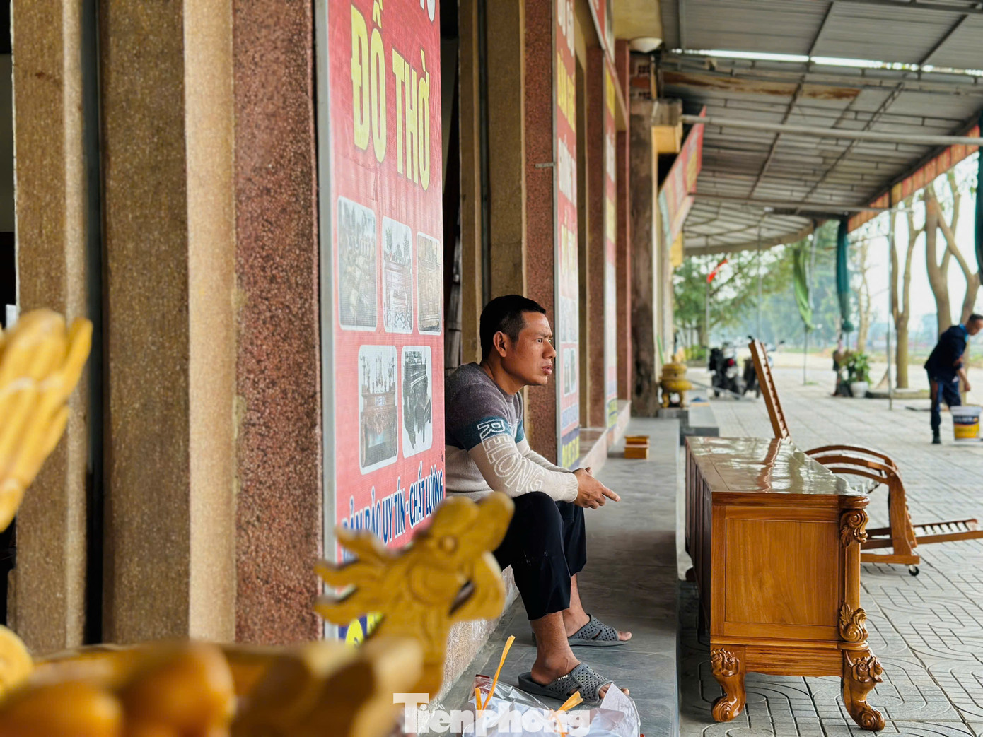 Lãnh đạo UBND xã Thanh Bình Thịnh cho biết, nghề mộc làm quanh năm, song vào dịp Tết các cơ sở đều tăng nguồn hàng lên để phục vụ thị trường người tiêu dùng. Nhiều gia đình có thu nhập hàng tỷ đồng mỗi mùa Tết từ nghề truyền thống này. Nhưng năm nay, thị trường bán chậm hơn so với các năm trước, phần lớn do tính cạnh tranh của những sản phẩm như đồ gỗ ép hay nhựa giả gỗ gây không ít khó khăn cho làng nghề.