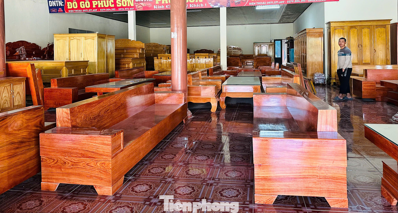 Làng mộc Thái Yên có trên 50 doanh nghiệp, hợp tác xã và gần 1.100 hộ sản xuất, kinh doanh. Tại các cửa hàng trưng bày, giới thiệu sản phẩm đồ gỗ, những ngày này khách hàng từ nhiều nơi đã có mặt để tìm hiểu, mua sắm sản phẩm.