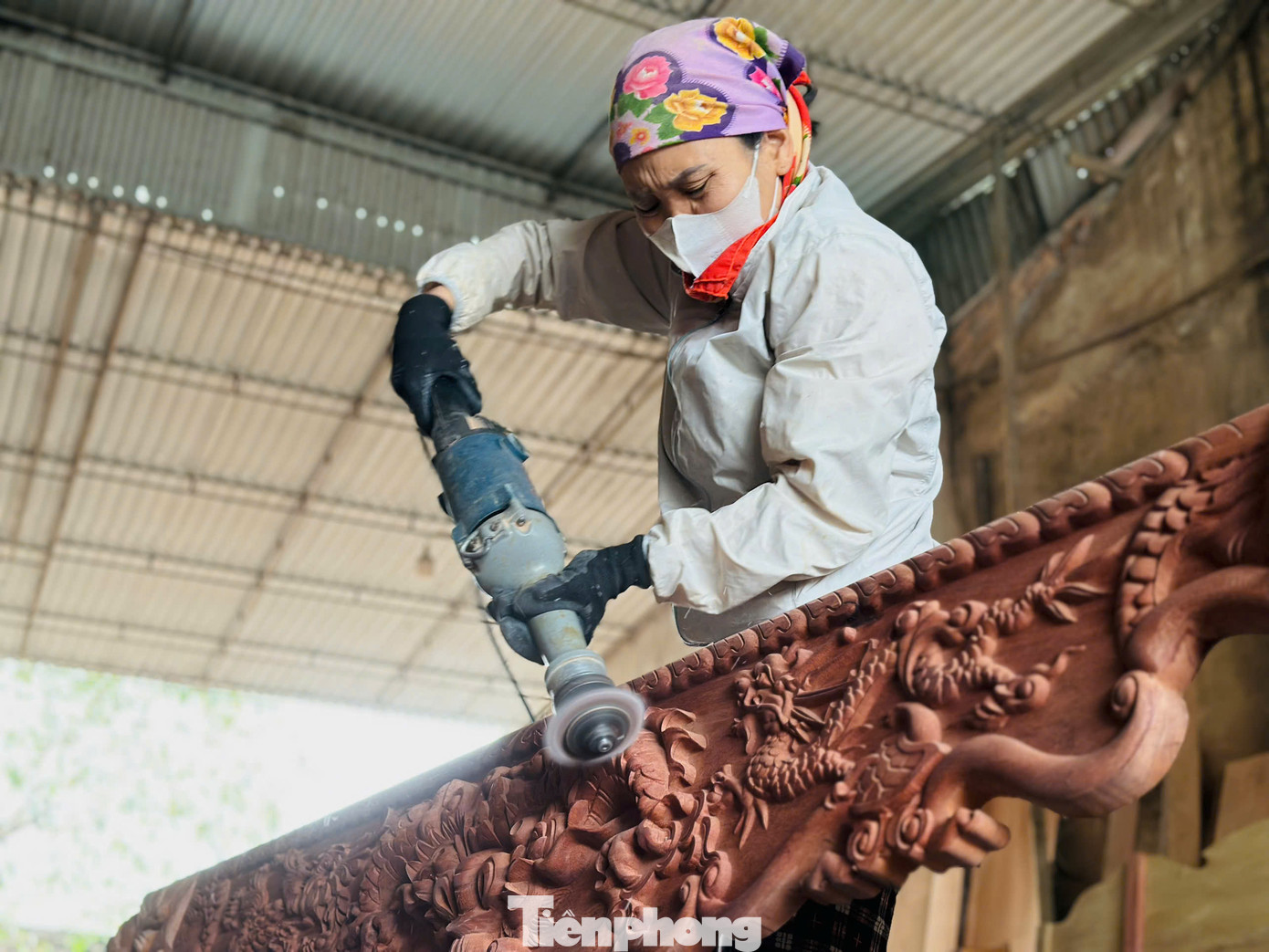 Công nhân làm việc tại một xưởng sản xuất đồ gỗ nội thất ở làng mộc Thái Yên thuộc xã Thanh Bình Thịnh.