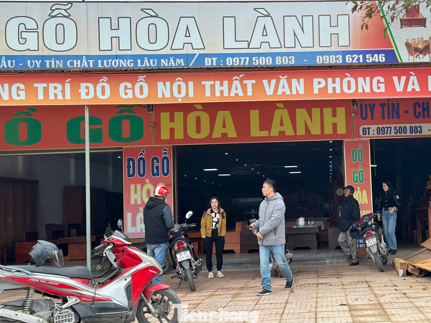 Làng mộc Thái Yên có trên 50 doanh nghiệp, hợp tác xã và gần 1.100 hộ sản xuất, kinh doanh. Tại các cửa hàng trưng bày, giới thiệu sản phẩm đồ gỗ, những ngày này khách hàng từ nhiều nơi đã có mặt để tìm hiểu, mua sắm sản phẩm.