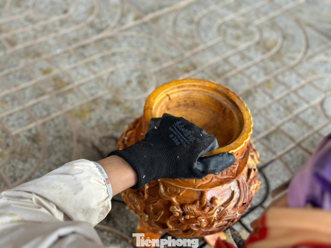 Những mặt hàng chính được tập trung sản xuất để phục vụ khách hàng dịp Tết, như: Lộc bình, bình hoa, sản phẩm trang trí bàn thờ.