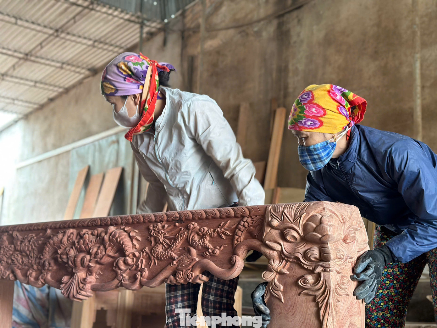 Những ngày này, các cơ sở sản xuất ở làng mộc Thái Yên đang khẩn trương sản xuất các đơn hàng phục vụ Tết Nguyên đán Ất Tỵ. Trong ảnh, các cơ sở sản xuất, kinh doanh đồ gỗ tại làng mộc Thái Yên tập trung nguồn vốn, nhân lực, nguyên liệu để chế tác nên nhiều sản phẩm đồ gỗ mỹ nghệ mang tính thẩm mỹ cao.