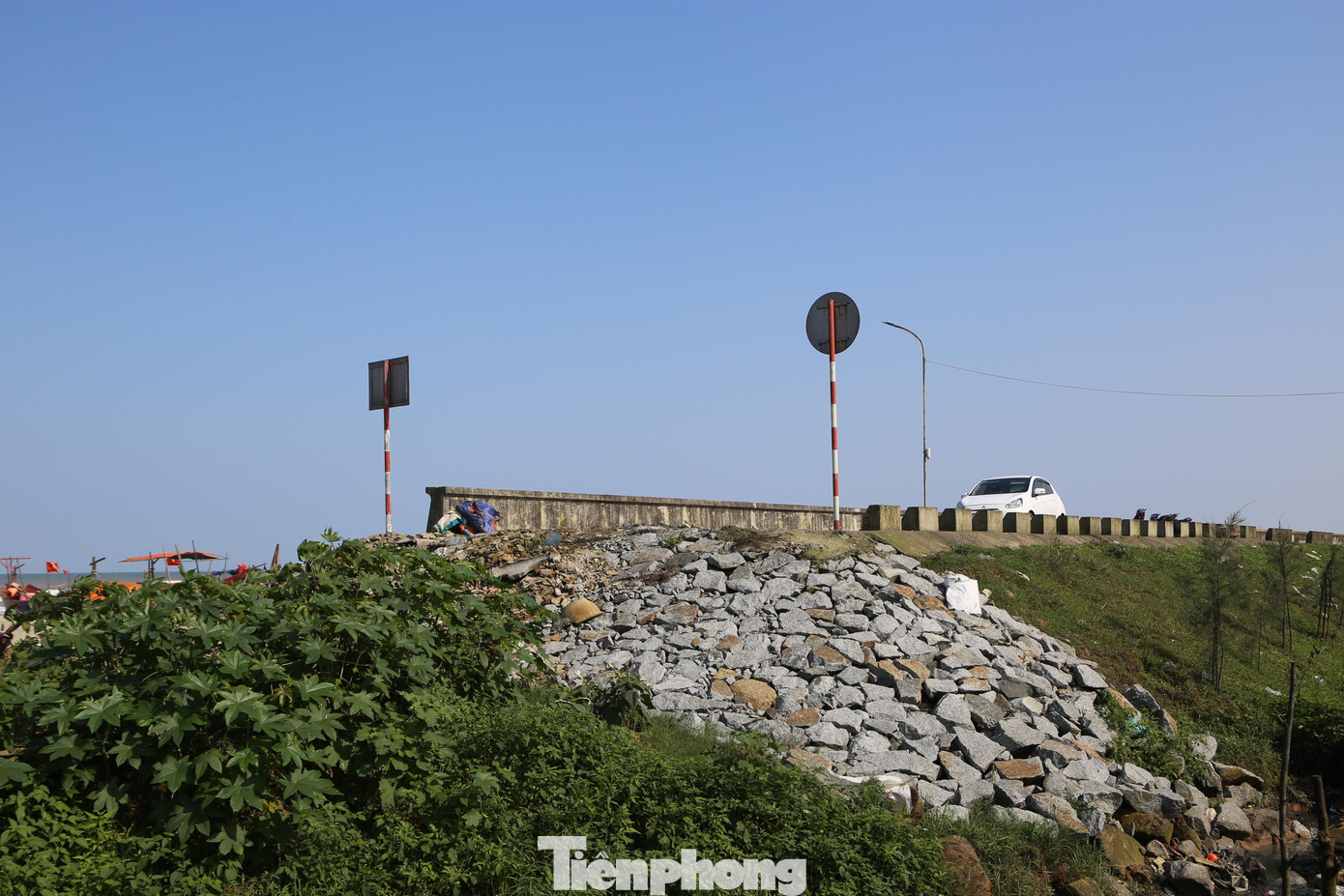 Tuyến đường đê ven biển nối từ xã Cương Gián đến xã Cổ Đạm (huyện Nghi Xuân, tỉnh Hà Tĩnh) được xây dựng vào năm 2019, do UBND huyện Nghi Xuân làm chủ đầu tư. Công trình có chiều dài khoảng 10km, chia làm 2 giai đoạn. Mục tiêu dự án đặt ra là nhằm đảm an toàn trong phòng, chống thiên tai, đồng thời thúc đẩy phát triển kinh tế, giao thông của người dân vùng ven biển.