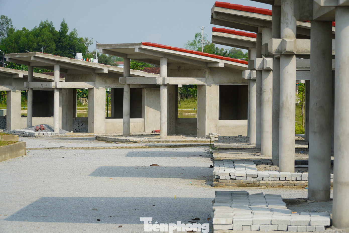 Khu vực sân bãi, nhà lưu niệm nằm trong dự án đang thi công dở dang thì dừng lại. Khu vực sân bãi, nhà lưu niệm nằm trong dự án đang thi công dở dang thì dừng lại.