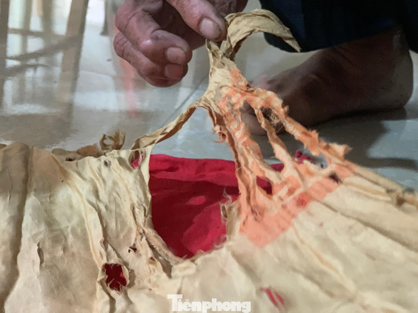 Mặc dù phần ghi niên hiệu của đạo sắc nằm ở cuối khổ vải đã bị rách, chỉ còn nửa phần ấn dấu của nhà vua nhưng các nhà nghiên cứu xác định đạo sắc này có niên hiệu Hoằng Định năm thứ 11, triều vua Lê Kính Tông.