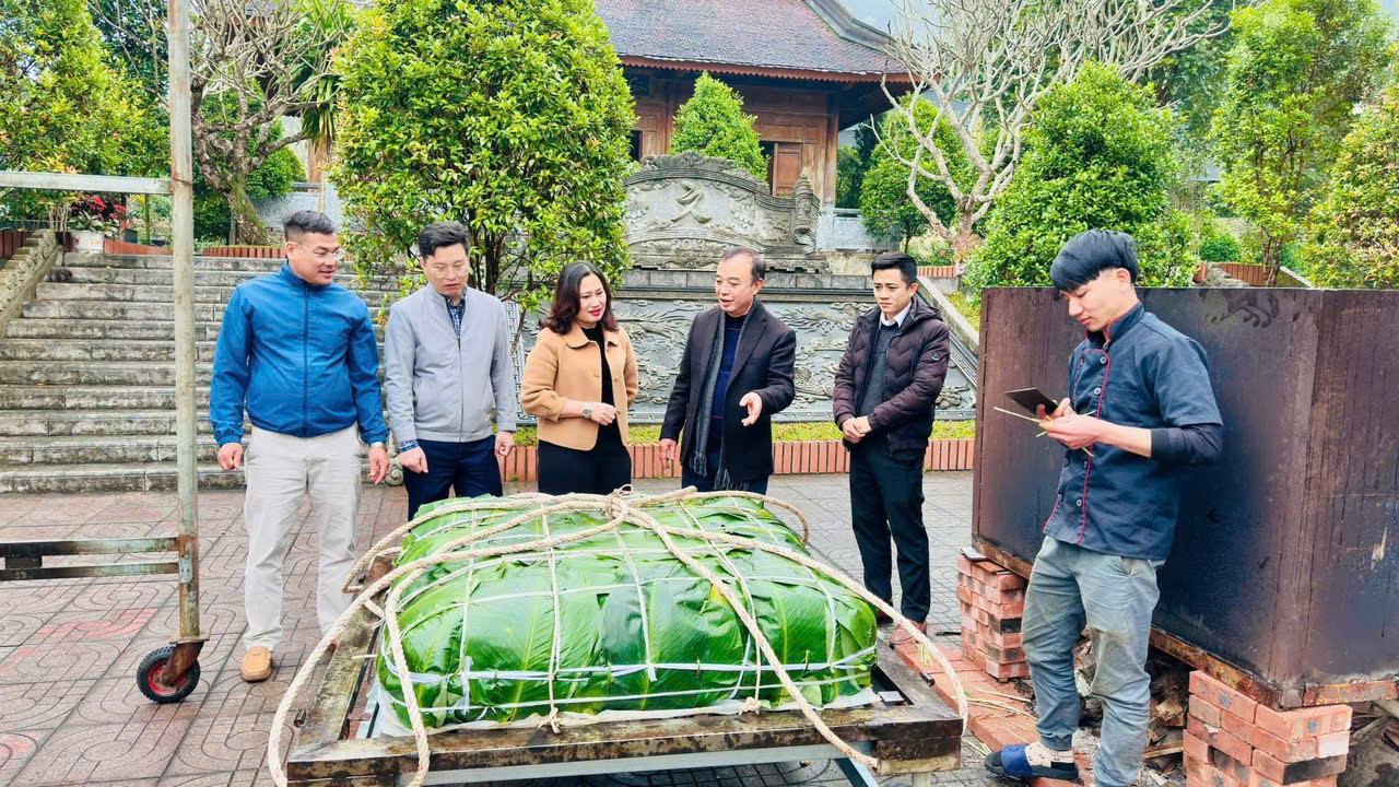 Chiếc bánh chưng nặng 300kg tượng trưng cho 300 năm ngày sinh Đại danh y.