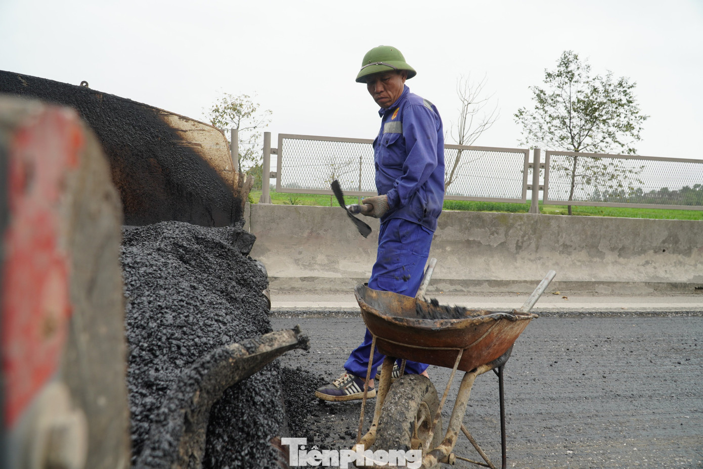 Hàng năm, đơn vị quản lý cũng trích ngân sách để sửa chữa những điểm hư hỏng, nhưng việc sửa chữa chỉ mang tính nhỏ lẻ.