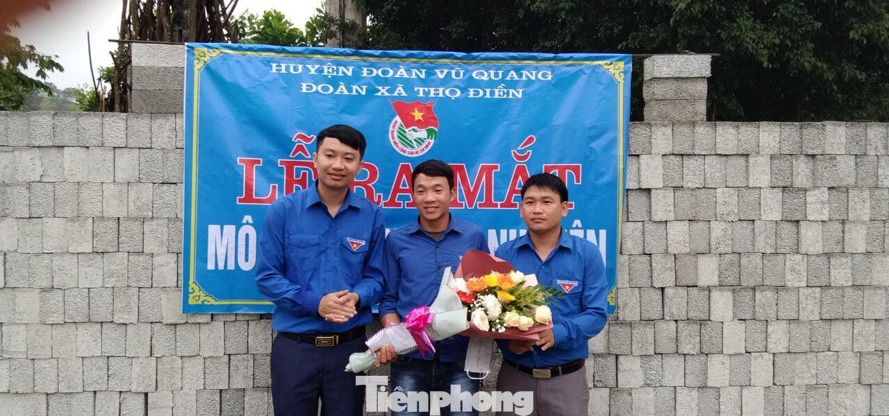 Anh Tuân (phải) trong lần ra mắt mô hình kinh tế thanh niên xã Thọ Điền.