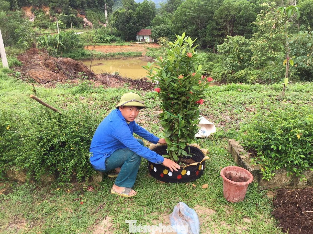 Anh Tuân là cán bộ năng nổ, nhiệt tình đi đầu trong xây dựng nông thôn mới ở địa phương.