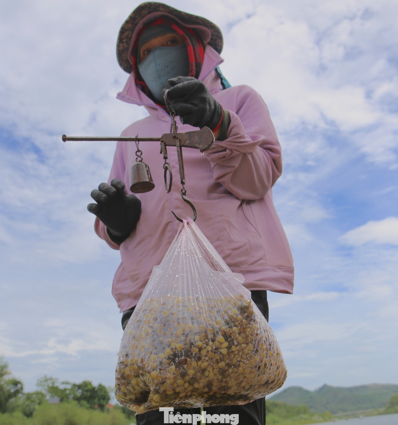 Họ luôn mang theo cân ra sông để khi có người mua sẽ bán tại chỗ.