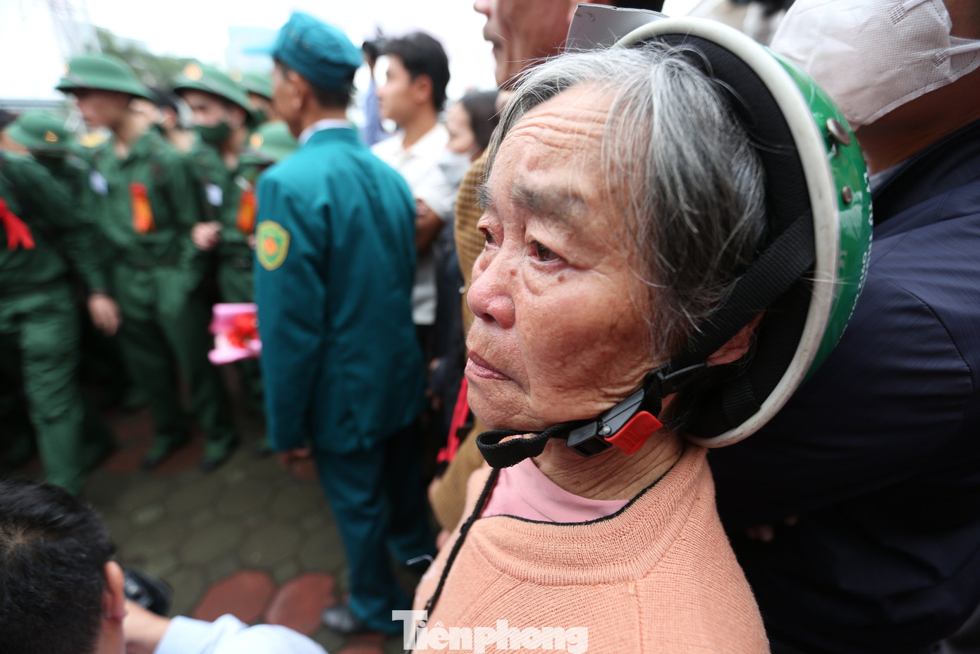 Trong giây phút tiễn đưa con, em lên đường nhập ngũ, nhiều người thân của các tân binh không nén được xúc động.