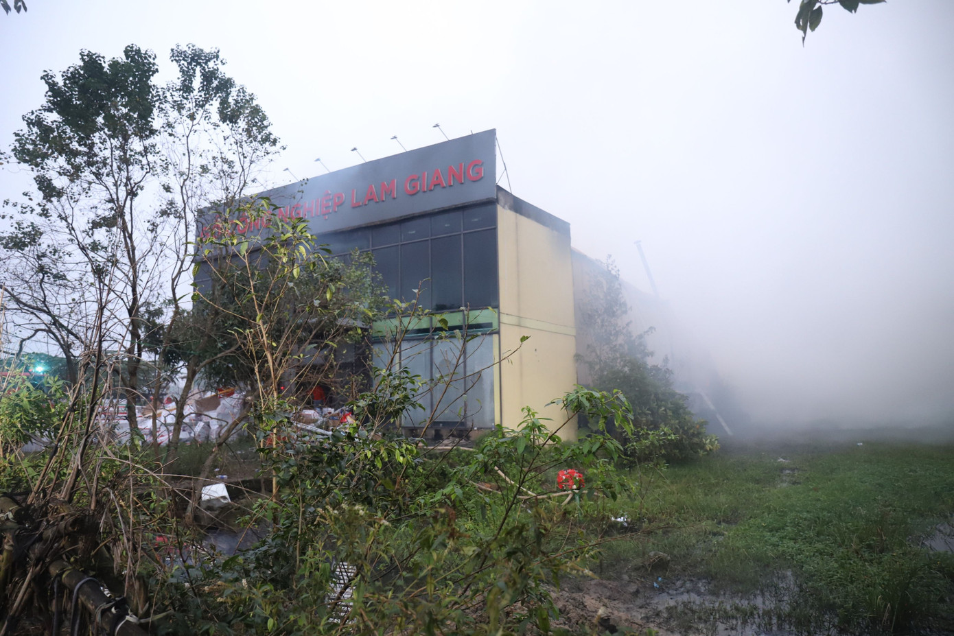 Khu vực cháy khói đen, dù lửa đã được khống chế.