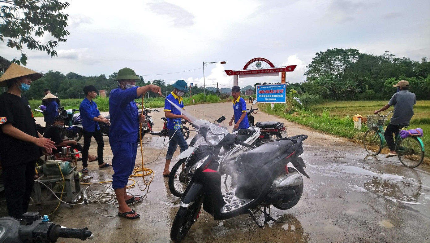 Tuy không phải là những người rửa xe chuyên nghiệp nhưng các đoàn viên thanh niên làm việc chu đáo, nhiệt tình, thu hút nhiều người dân trên địa bàn mang xe đến rửa, ủng hộ. Toàn bộ số tiền thu được sẽ dùng tặng quà cho các em thiếu nhi có hoàn cảnh khó khăn trên địa bàn trong dịp Tết Trung thu.