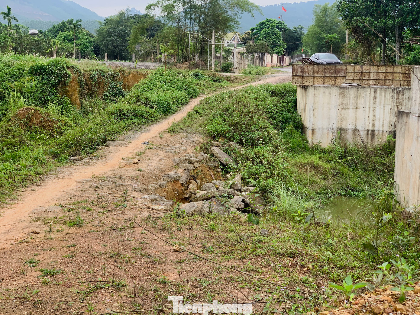 Qua ghi nhận của Tiền Phong, tuyến đường nối liền hai xã đã dần hoàn thiện, nhưng phương tiện chưa thể thông tuyến do cây cầu đang xây dựng dang dở.