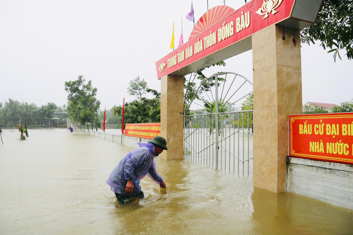 Tại khu vực nhà văn hoá thôn Đồng Bàu có nơi ngập sâu trên 1m. Người dân giăng lưới bắt cá ngay ở các đường vào thôn. Tại khu vực nhà văn hoá thôn Đồng Bàu có nơi ngập sâu trên 1m. Người dân giăng lưới bắt cá ngay ở các đường vào thôn.