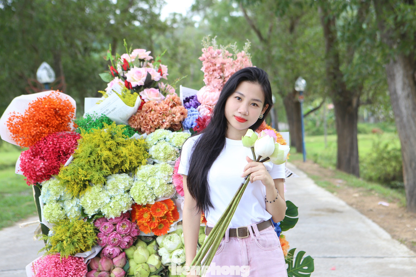 Mỗi người chụp hình bên xe hoa trong khoảng 5-10 phút trả phí 40 ngàn đồng.