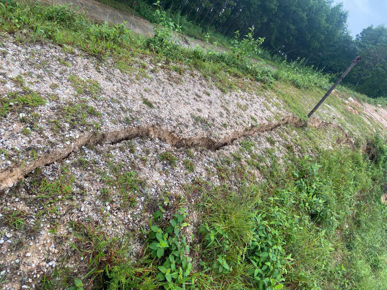 Vết nứt tại thân đập kéo dài hàng chục mét. Vết nứt tại thân đập kéo dài hàng chục mét.