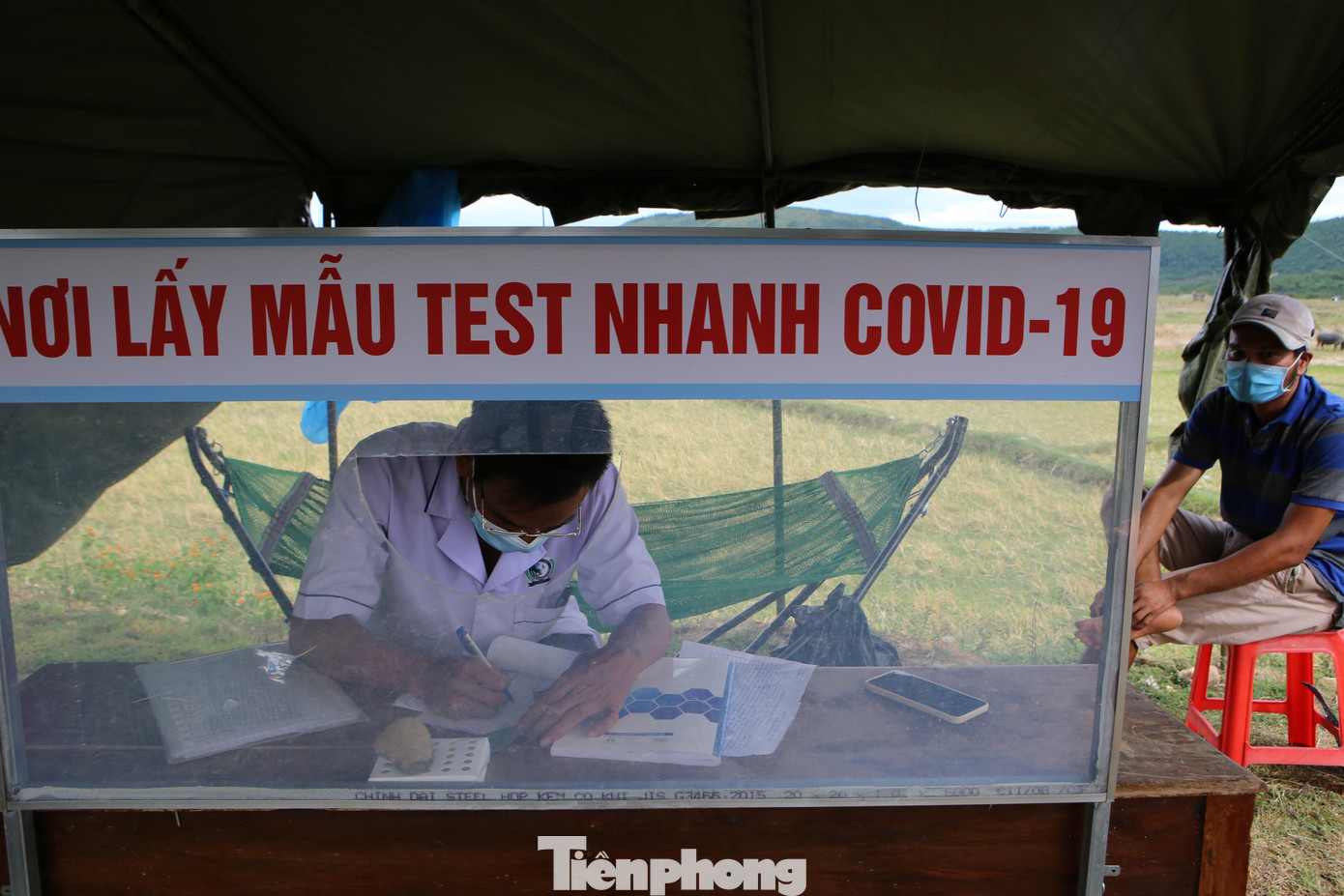 Tại điểm chốt thành lập nơi lấy mẫu test nhanh COVID-19. Mỗi ngày có từ 6-10 người lấy mẫu test nhanh. Tính đến 18h ngày 23/7, Hà Tĩnh ghi nhận 131 ca mắc COVID-19. Trong đó hai ngày 22-23/7 ghi nhận 3 ca mắc mới, các bệnh nhân đều từ địa phương về.