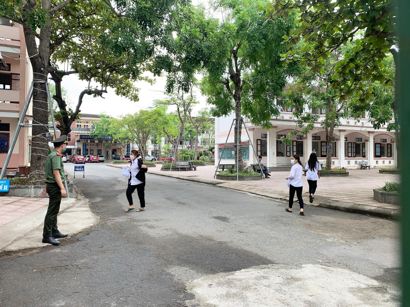 Thí sinh đến muộn hốt hoảng chạy vào phòng thi, lực lượng an ninh yêu cầu cởi bỏ áo khoác nắng bên ngoài.