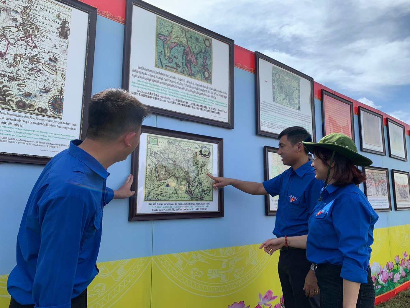 Triển lãm “Biển đảo - chủ quyền thiêng liêng của Tổ quốc” thu hút được sự quan tâm của nhiều người dân ở mọi lứa tuổi. Triển lãm “Biển đảo - chủ quyền thiêng liêng của Tổ quốc” thu hút được sự quan tâm của nhiều người dân ở mọi lứa tuổi.