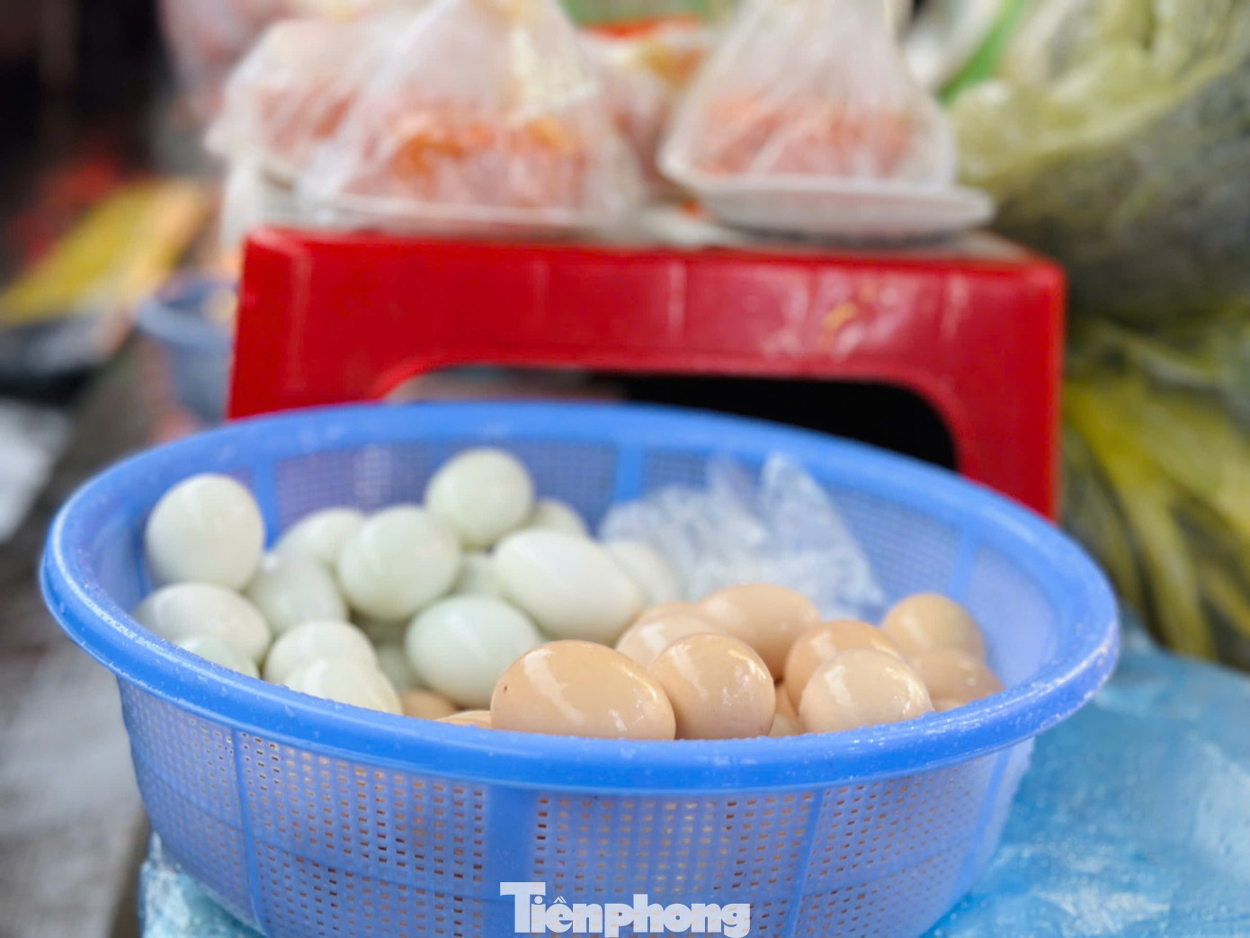 Bình quân một lễ cúng Thần tài dao động từ 150.000 - 250.000 đồng, tùy vào trọng lượng thịt và số lượng tôm, trứng theo yêu cầu của khách hàng. Mâm cúng tam sên gồm xôi gấc, thịt quay, tôm và trứng luộc.