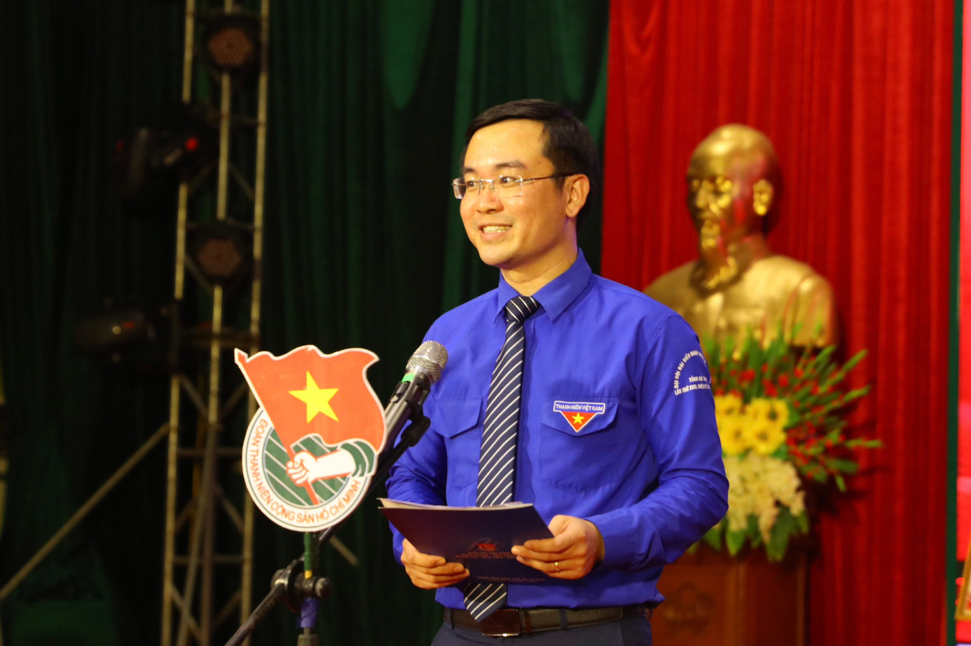 Phó Bí thư Tỉnh Đoàn Hà Tĩnh - Nguyễn Hoài Nam chúc mừng những đại biểu được tuyên dương.