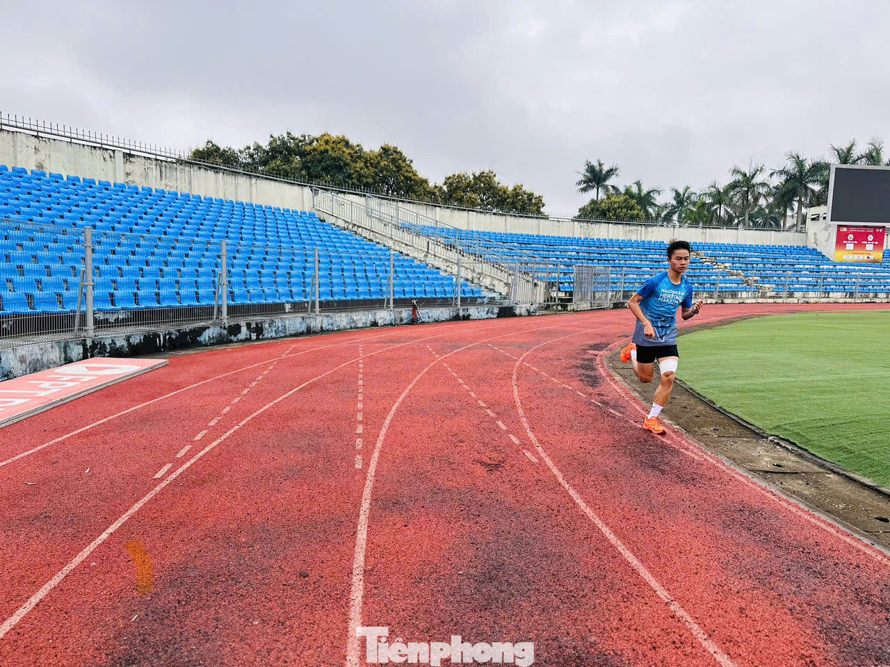 Thông tin với báo chí, đại diện Trung tâm Huấn luyện và Thi đấu thể dục thể thao Hà Tĩnh cho biết, đơn vị này đang liên hệ để mua cỏ của sân golf để lắp vào các vị trí chưa đạt yêu cầu. Thông tin với báo chí, đại diện Trung tâm Huấn luyện và Thi đấu thể dục thể thao Hà Tĩnh cho biết, đơn vị này đang liên hệ để mua cỏ của sân golf để lắp vào các vị trí chưa đạt yêu cầu.