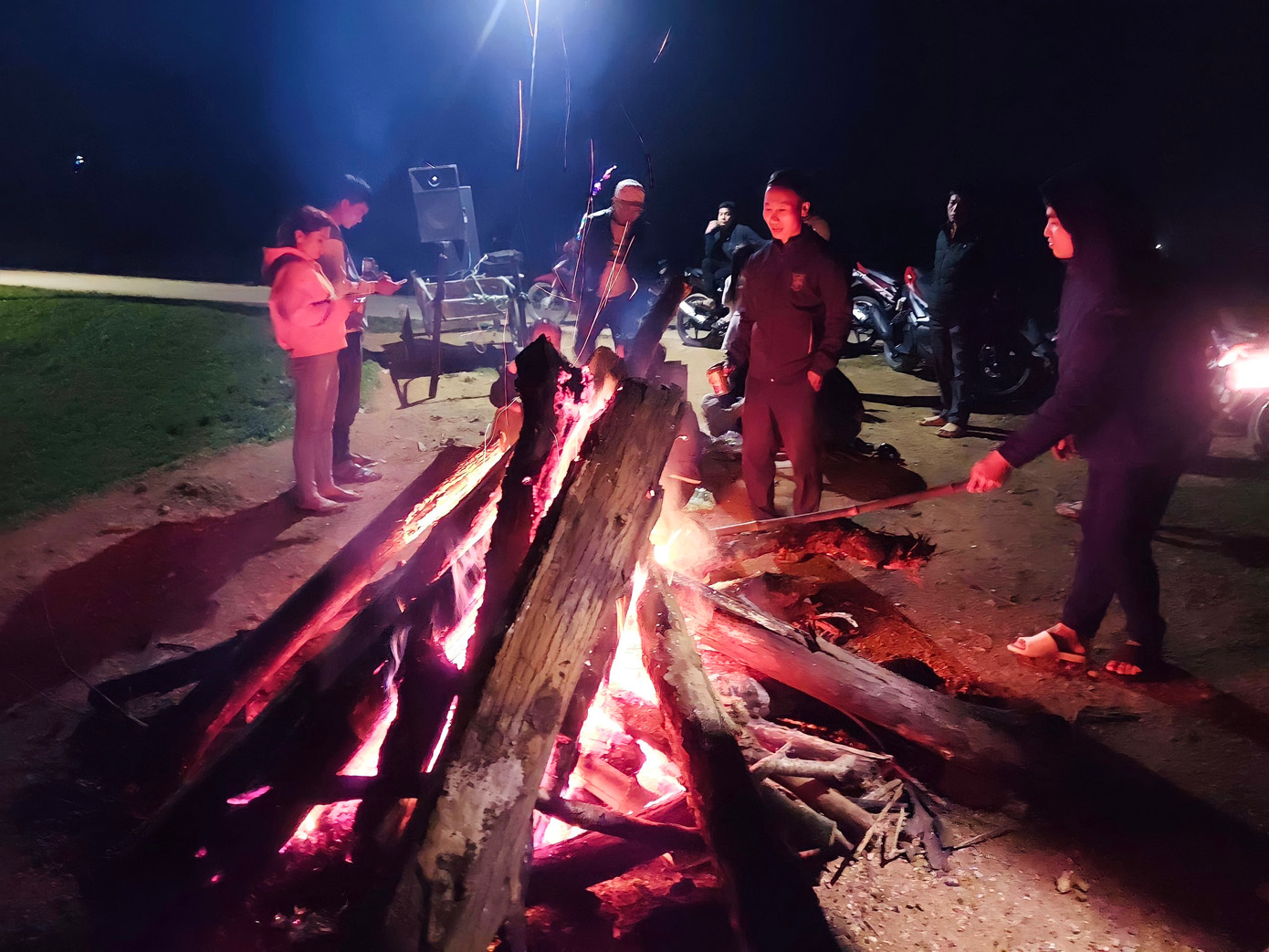 Hơn 22h ngày 30 Tết, khác với không khí náo nhiệt như các thành phố lớn thì tại Hà Tĩnh nhiều khu vực làng quê lại đốt lửa, mang loa ra ngoài đường để hát hò chờ đón giao thừa.