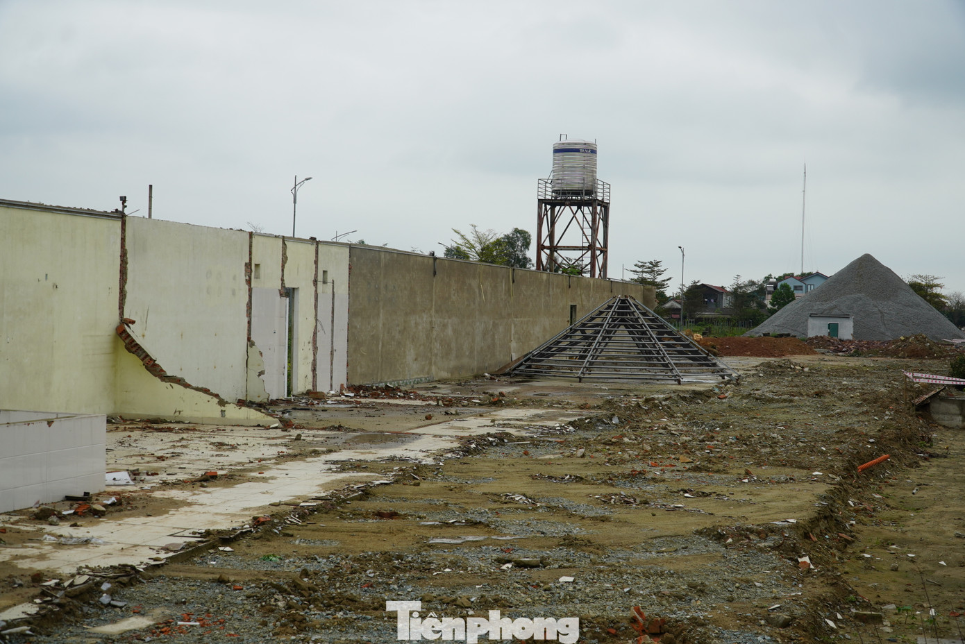 Dự án được đầu tư với tổng mức 1.230 tỷ đồng. Mục tiêu của dự án là xây dựng Trung tâm thương mại, khách sạn, Villa BMC nhằm kinh doanh, bán bất động sản phục vụ nhu cầu của người dân; góp phần xây dựng thành phố Hà Tĩnh đạt mục tiêu đô thị loại II vào năm 2018. Trong ảnh: Phía cổng dẫn vào khu "đất vàng" bỏ hoang, khuôn viên nhếch nhác.