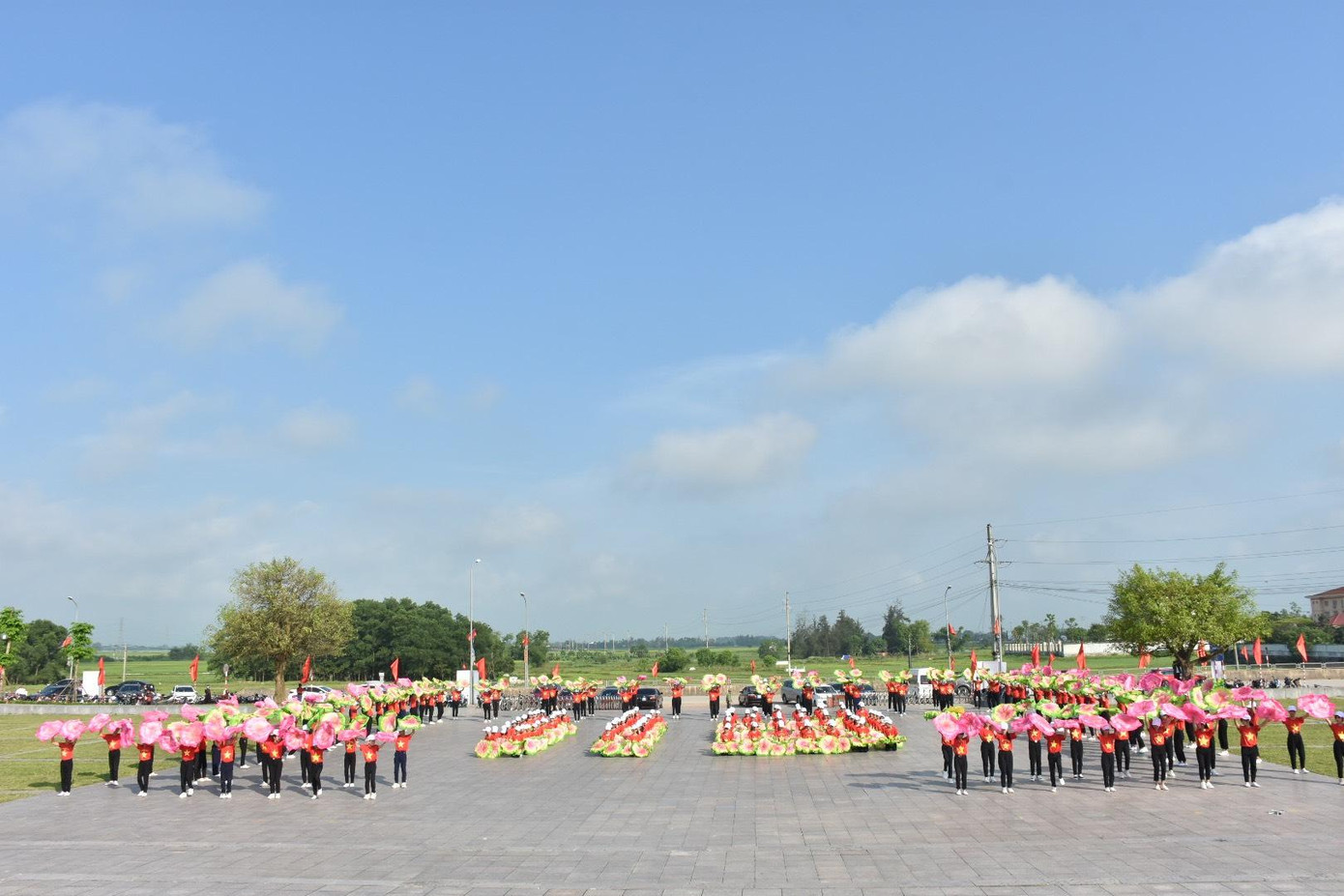 Ngoài ra các em đội viên và đại biểu tham gia chương trình được thưởng thức nhiều tiết mục văn nghệ tri ân, đồng diễn xếp hình số 115 trên nền nhạc “Em hát chào cờ Tổ quốc”. Tham quan triển lãm tranh với chủ đề “Em yêu Tổ quốc Việt Nam”, trải nghiệm Thư viện lưu động tại trường Tiểu học Cẩm Hưng…