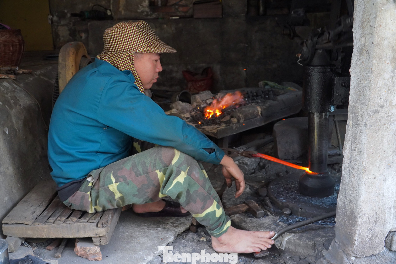 Dịp này những người thợ rèn phải ngồi làm việc từ 18-20h khi số lượng đặt hàng tăng gấp 2-3 lần. Dịp này những người thợ rèn phải ngồi làm việc từ 18-20h khi số lượng đặt hàng tăng gấp 2-3 lần.