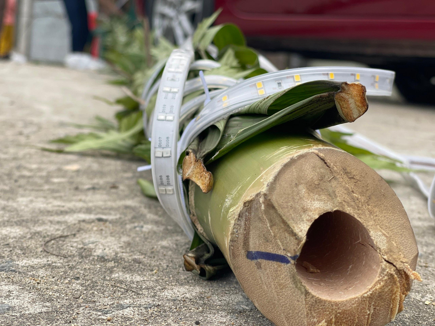 Những cây nêu được làm bằng cây tre thẳng, đẹp cao từ 15-25m.