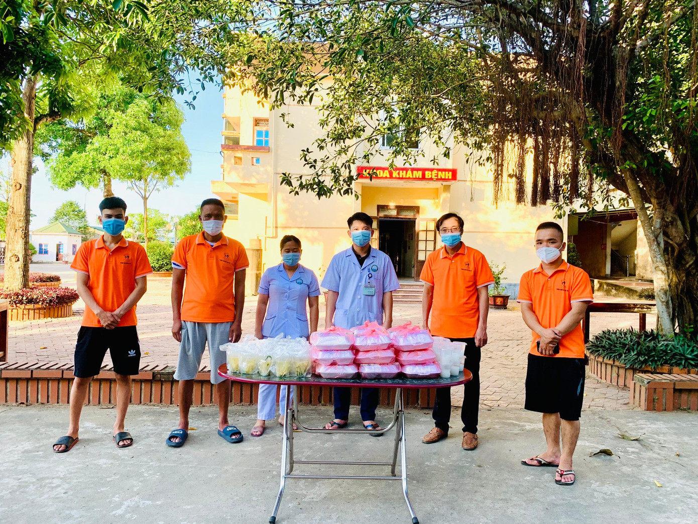 Những suất cơm được nhóm bạn trẻ hỗ trợ vùng cách ly. Những suất cơm được nhóm bạn trẻ hỗ trợ vùng cách ly.