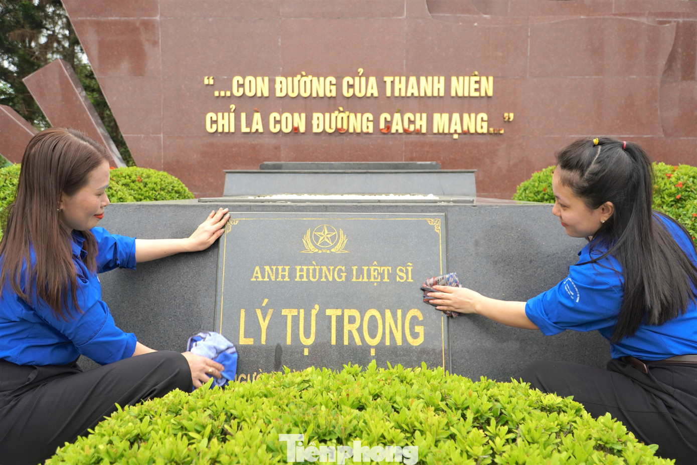 Noi gương anh Lý Tự Trọng, các bạn trẻ đã và đang kế tục xứng đáng, nỗ lực hết mình viết tiếp trang sử của thế hệ cha anh đi trước. Noi gương anh Lý Tự Trọng, các bạn trẻ đã và đang kế tục xứng đáng, nỗ lực hết mình viết tiếp trang sử của thế hệ cha anh đi trước.