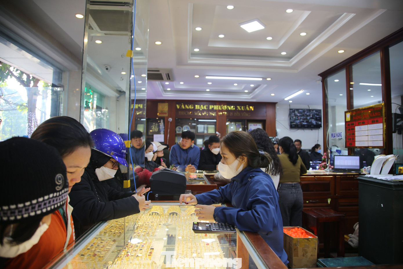 Trong ngày vía Thần tài, số lượng khách mua tăng gấp 30-40 lần so với ngày thường. Trong ngày vía Thần tài, số lượng khách mua tăng gấp 30-40 lần so với ngày thường.