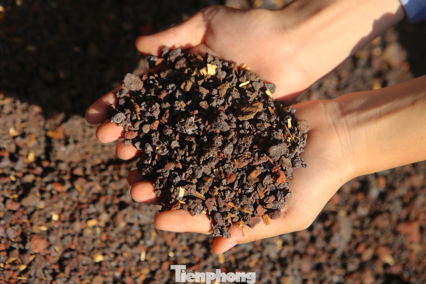 Điều đáng lo ngại nhất là hiện còn gần 100.000 tấn quặng chất từng đống như núi từ năm 2010 đến nay đã rỉ sét, nước chảy ra hố lắng của nhà máy.