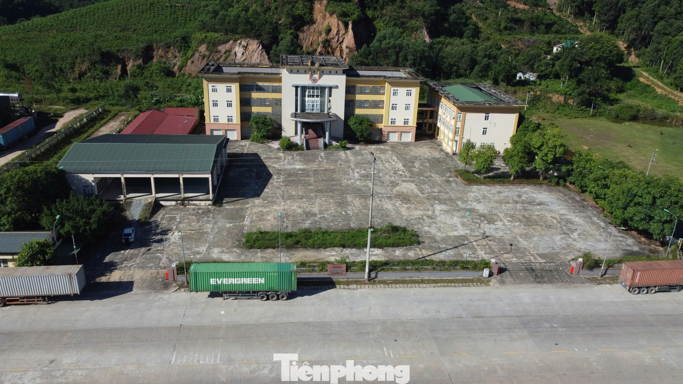 Từng phát triển rầm rộ, tuy nhiên đến tháng 9/2016, khi Luật thuế xuất nhập khẩu số 107 có hiệu lực, Khu kinh tế cửa khẩu quốc tế Cầu Treo không còn được xem là khu phi thuế quan, doanh nghiệp không được hưởng các chính sách thuế đối với hàng hóa, dịch vụ như trước. Từng phát triển rầm rộ, tuy nhiên đến tháng 9/2016, khi Luật thuế xuất nhập khẩu số 107 có hiệu lực, Khu kinh tế cửa khẩu quốc tế Cầu Treo không còn được xem là khu phi thuế quan, doanh nghiệp không được hưởng các chính sách thuế đối với hàng hóa, dịch vụ như trước.