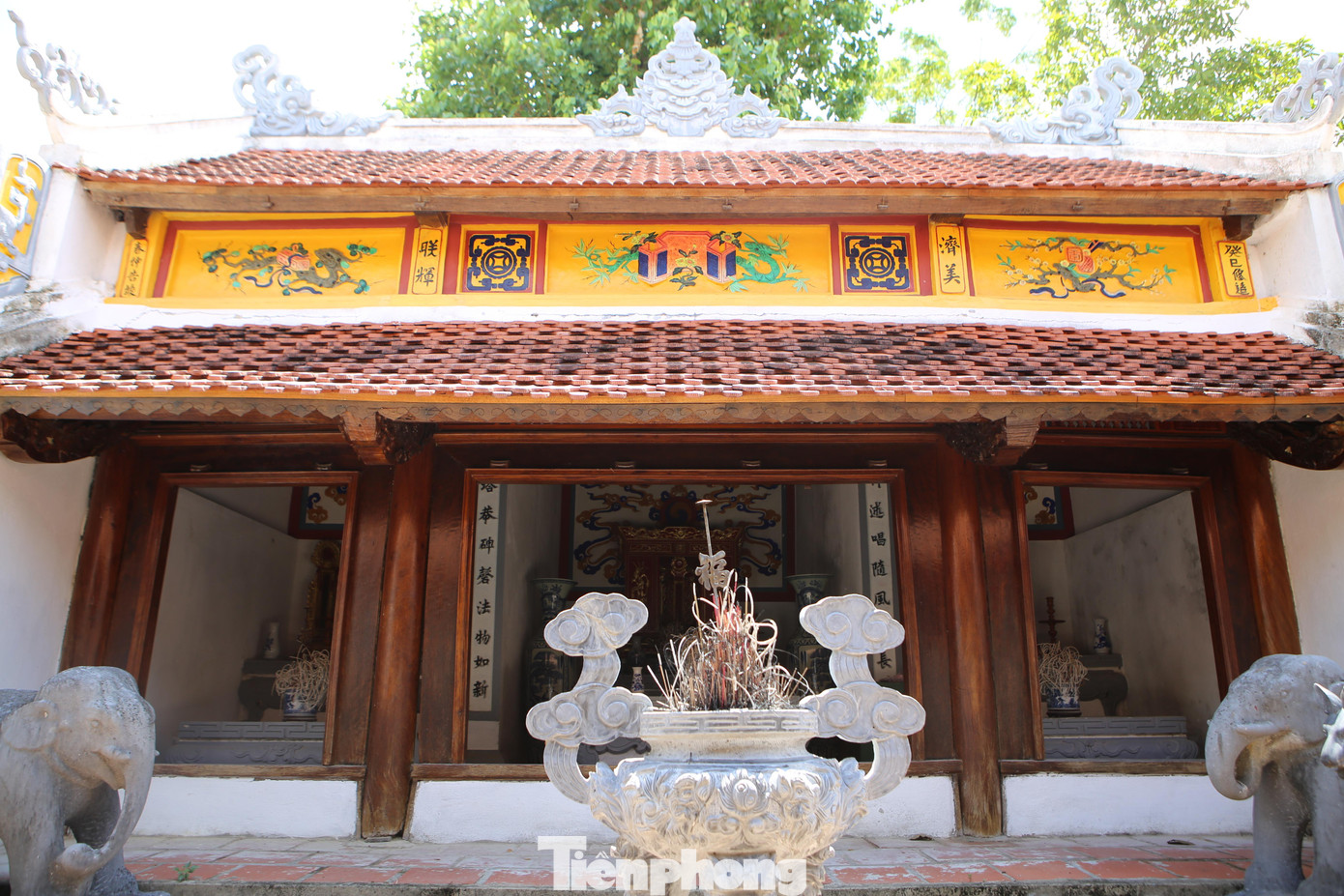 Đây là đền thờ 4 vị phúc thần dòng họ Đinh Nho gồm: Tiến sỹ Đinh Nho Công; Tiến sỹ Đinh Nho Hoàn, Tổng binh Hương nghĩa hầu Đinh Nho Côn và tiết phụ Phan Thị Viên.